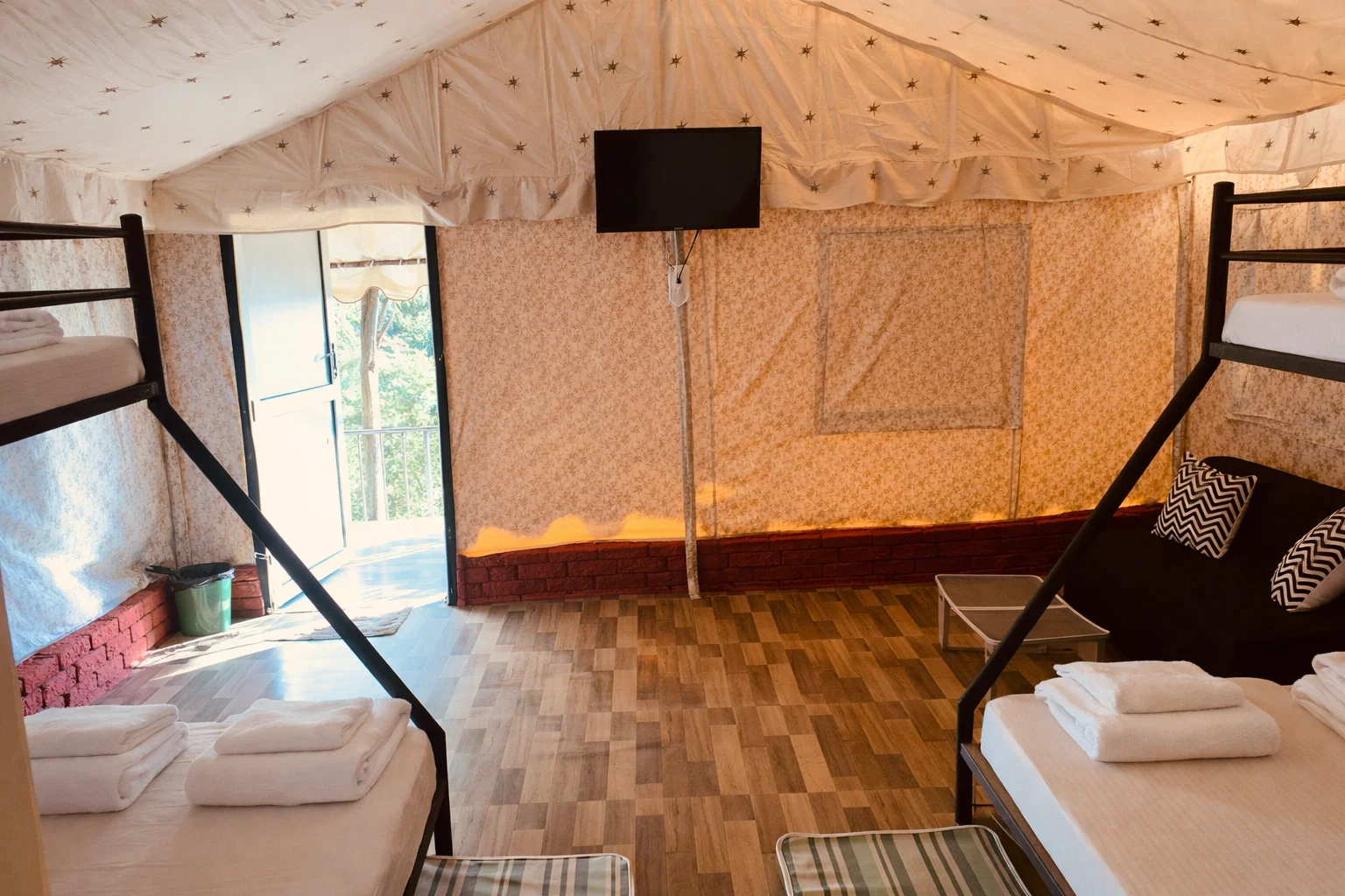 task_01kcpehxesex68d6jsqb3qvcne_1765985098_img_1